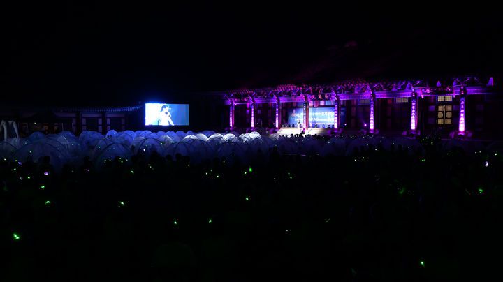 [서울=뉴시스] 고범준 기자 = 지난 2일 지리산 대화엄사 화엄원 특설무대에서 열린 제5회 지리산 대화엄사 모기장영화음악회에서 관객들이 공연을 보고 있다. (사진=지리산 대화엄사 제공) 2025.08.03. photo@newsis.com *재판매 및 DB 금지