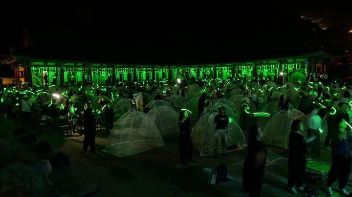 [서울=뉴시스] 고범준 기자 = 지난 2일 지리산 대화엄사 화엄원 특설무대에서 열린 제5회 지리산 대화엄사 모기장영화음악회에서 관객들이 공연을 보고 있다. (사진=지리산 대화엄사 제공) 2025.08.03. photo@newsis.com *재판매 및 DB 금지