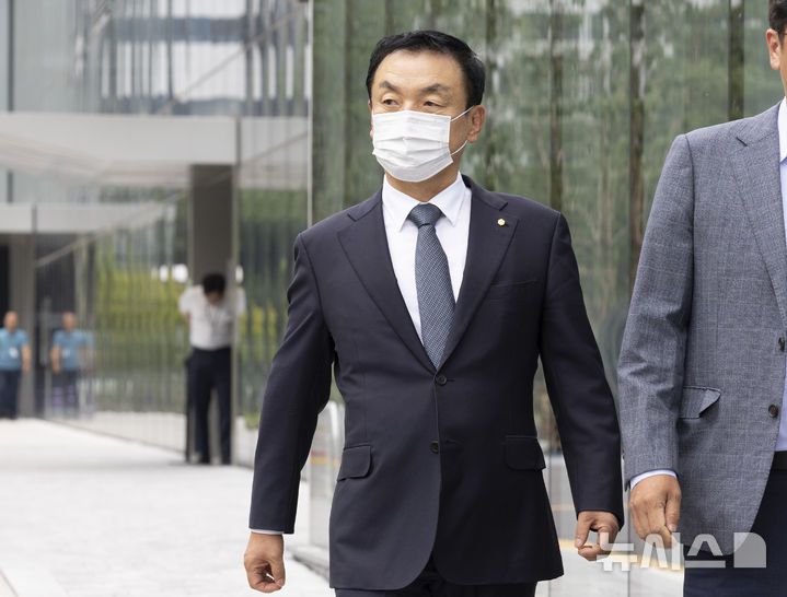 [서울=뉴시스] 김근수 기자 = 권오수 전 도이치모터스 회장이 3일 오전 서울 종로구 광화문KT 건물에 마련된 김건희 여사 관련 의혹들을 수사하는 민중기 특별검사팀 사무실을 나서고 있다. 권 전 회장은 앞서 자본시장과 금융투자업에 관한 법률(자본시장법) 위반 혐의로 재판에 넘겨져 대법원 상고심에서 징역 3년에 집행유예 4년, 벌금 5억원이 확정됐다. 도이치모터스 주가조작 사건은 권 전 회장 등이 지난 2009년 12월부터 약 3년간 이른바 '주가조작 선수'와 전·현직 증권사 임직원 등과 짜고 도이치모터스 주가를 인위적으로 부양했다는 내용이다. 2025.08.03. ks@newsis.com