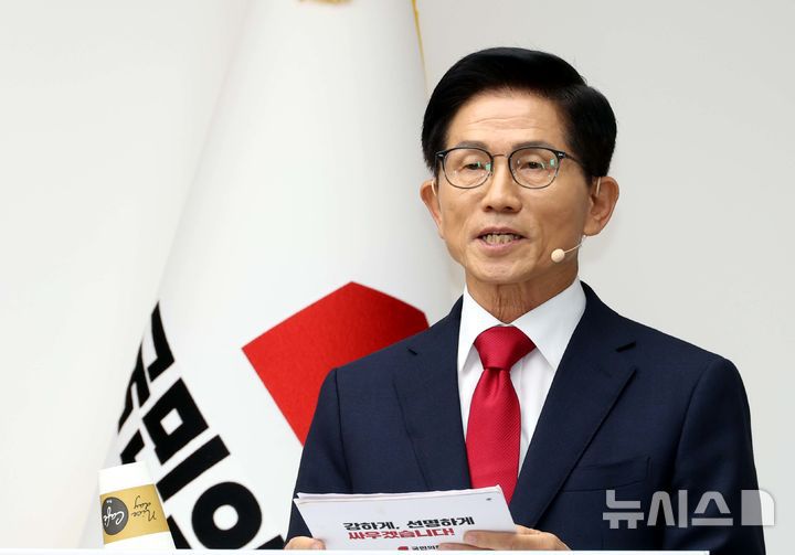 [서울=뉴시스] 조성봉 기자 = 김문수 국민의힘 당대표 후보가 3일 오후 서울 여의도 국민의힘 중앙당사에서 열린 제6차 전당대회 당 대표 후보자 비전대회에서 비전발표를 하고 있다. 2025.08.03. suncho21@newsis.com
