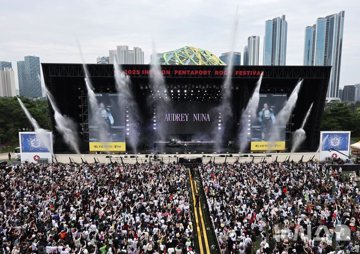 [인천=뉴시스] 전진환 기자 = 3일 오후 인천 연수구 송도달빛축제공원에서 열린 '2025 인천펜타포트 락 페스티벌'에서 관람객들이 오드리 누나(AUDREY NUNA)의 공연을 관람하고 있다.  2025.08.03. amin2@newsis.com