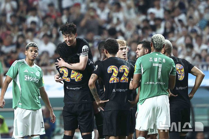 [서울=뉴시스] 김근수 기자 = 3일 오후 서울 마포구 서울월드컵경기장에서 열린 2025 쿠팡플레이시리즈 뉴캐슬 유나이티드와 토트넘 홋스퍼의 경기, 토트넘 손흥민이 교체아웃되자 선수들이 서로 모여 인사를 나누고 있다. 2025.08.03. ks@newsis.com