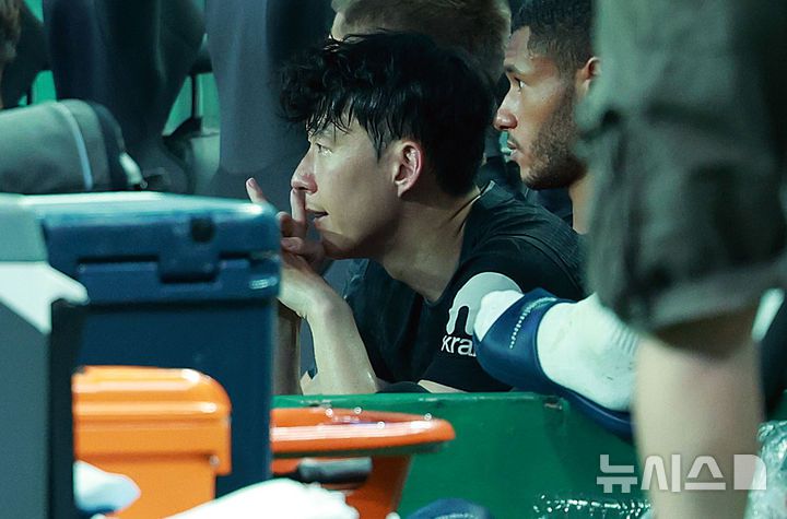 [서울=뉴시스] 이영환 기자 = 3일 오후 서울 마포구 서울월드컵경기장에 열린 2025 쿠팡플레이시리즈 뉴캐슬 유나이티드와 토트넘 홋스퍼의 경기 후반전에서 교체된 토트넘 손흥민이 벤치에 앉아 있다. 2025.08.03. 20hwan@newsis.com