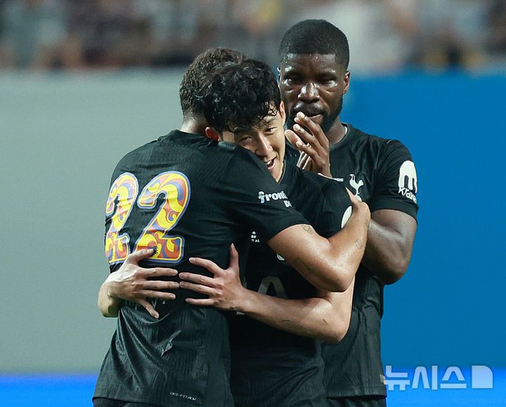 [서울=뉴시스] 이영환 기자 = 3일 오후 서울 마포구 서울월드컵경기장에 열린 2025 쿠팡플레이시리즈 뉴캐슬 유나이티드와 토트넘 홋스퍼의 경기 후반전에서 교체된 토트넘 손흥민이 동료들과 인사를 나누고 있다. 2025.08.03. 20hwan@newsis.com