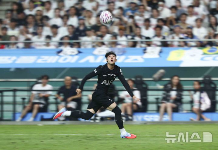 [서울=뉴시스] 김근수 기자 = 3일 오후 서울 마포구 서울월드컵경기장에서 열린 2025 쿠팡플레이시리즈 뉴캐슬 유나이티드와 토트넘 홋스퍼의 경기, 토트넘 양민혁이 돌파를 하고 있다. 2025.08.03. ks@newsis.com