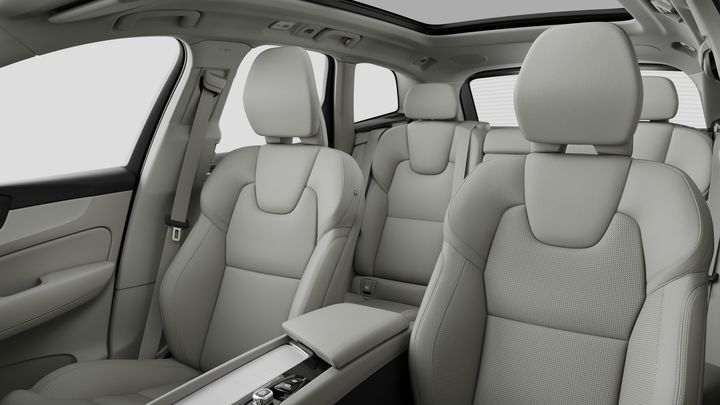 [서울=뉴시스] 볼보자동차코리아가 현대적인 스칸디나비아 디자인과 첨단 기술을 접목해 개발한 중형 SUV '신형 XC60'을 출시한다고 4일 밝혔다. XC60은 누적 270만대가 팔린 브랜드 대표 모델로, 이번 신형은 전동화와 디지털 경험을 강화해 상품성을 높인 것이 특징이다. (사진=볼보자동차코리아 제공) 2025.08.04 photo@newsis.com *재판매 및 DB 금지