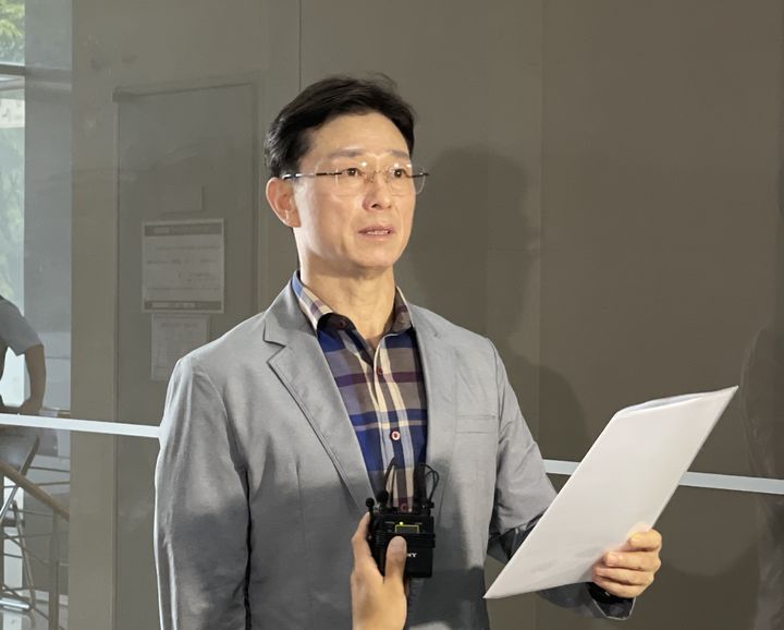 [서울=뉴시스] 이주영 기자 = 임성근 전 해병대 1사단장이 4일 서울 서초구에 위치한 순직해병 특검팀 사무실에 출석해 입장문을 낭독하고 있다. 2025.08.04. zoo@newsis.com *재판매 및 DB 금지