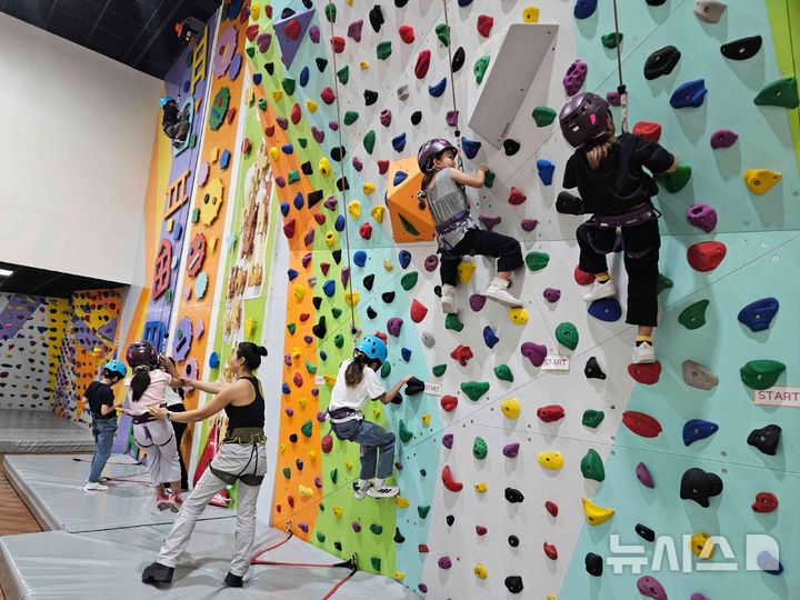 [여주=뉴시스]가남읍 아동들의 신내클라이밍 체험(사진=여주시 제공) 2025.08.04.photo@newsis.com