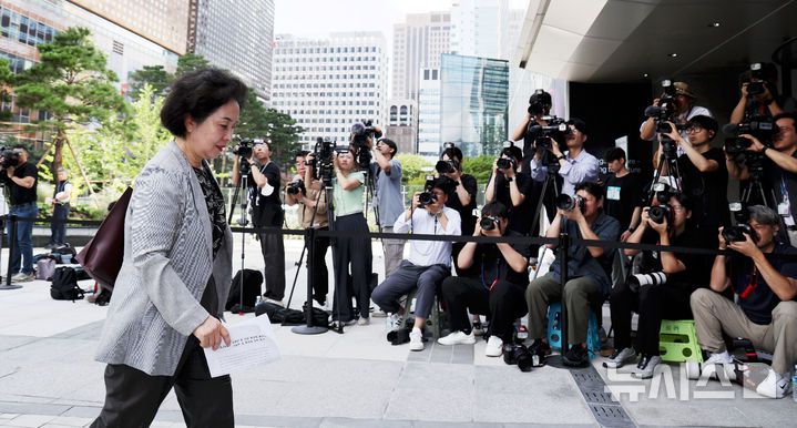 [서울=뉴시스] 홍효식 기자 = 김영선 전 국민의힘 의원이 4일 서울 종로구 KT 광화문빌딩 웨스트에 마련된 윤석열 전 대통령 부인 김건희 여사 의혹을 수사하는 민중기 특별검사 사무실로 출석하고 있다. 2025.08.04. yesphoto@newsis.com