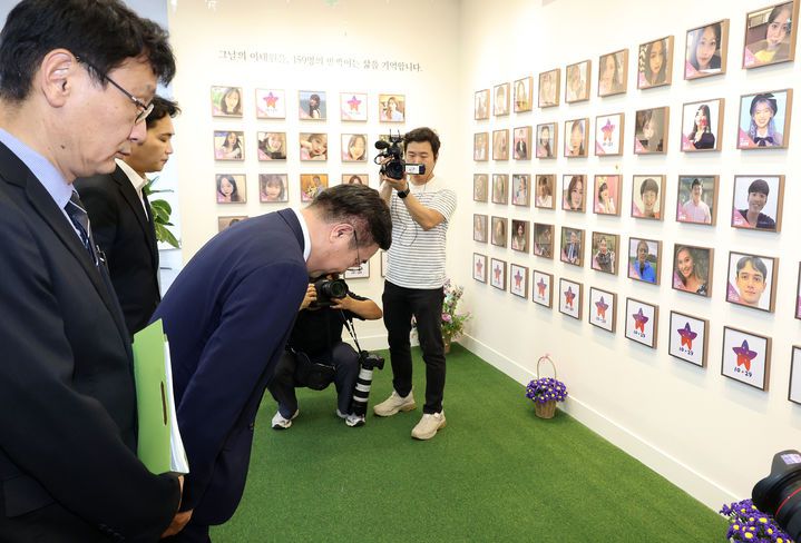 [서울=뉴시스] 조성우 기자 = 윤호중 행정안전부 장관이 4일 오후 종로구 적선현대빌딩에 마련된 이태원참사 기억·소통공간(별들의 집)을 방문해 희생자들 영정 앞에서 묵념하고 있다. (사진=행정안전부 제공) 2025.08.04. photo@newsis.com *재판매 및 DB 금지