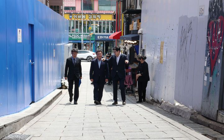 [서울=뉴시스] 조성우 기자 = 윤호중 행정안전부 장관이 4일 오후 서울 용산구 이태원 참사 현장 '10·19 기억과 안전의 길'을 찾아 살펴보고 있다. (사진=행정안전부 제공) 2025.08.04. photo@newsis.com *재판매 및 DB 금지