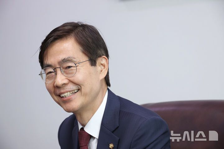 [서울=뉴시스] 김금보 기자 = 조경태 국민의힘 당대표 후보가 4일 오후 서울 여의도 국회 의원회관에서 뉴시스와 인터뷰를 하고 있다. 2025.08.04. kgb@newsis.com