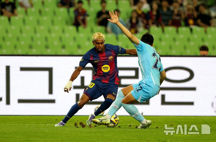 [대구=뉴시스] 이무열 기자 = 4일 대구 수성구 대구스타디움 경기장에서 열린 ‘FC바르셀로나 2025 아시아투어 에디션’ FC바르셀로나와 대구FC의 경기. FC바르셀로나 라민 야말이 돌파하고 있다. 2025.08.04. lmy@newsis.com