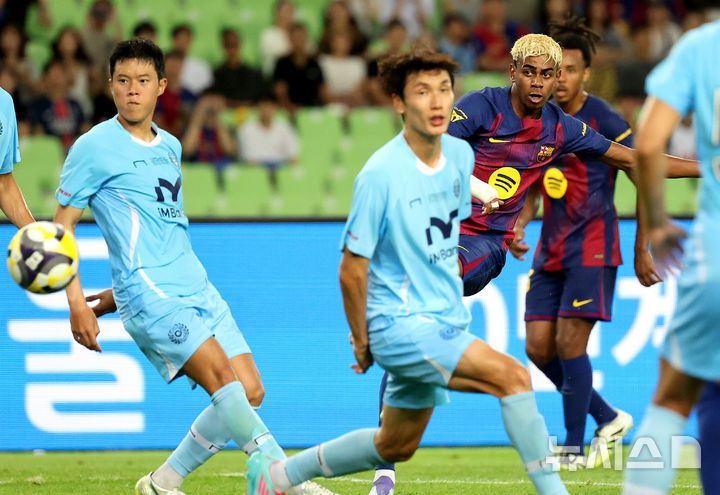 [대구=뉴시스] 이무열 기자 = 4일 대구 수성구 대구스타디움 경기장에서 열린 ‘FC바르셀로나 2025 아시아투어 에디션’ FC바르셀로나와 대구FC의 경기. FC바르셀로나 라민 야말이 슛을 하고 있다. 2025.08.04. lmy@newsis.com