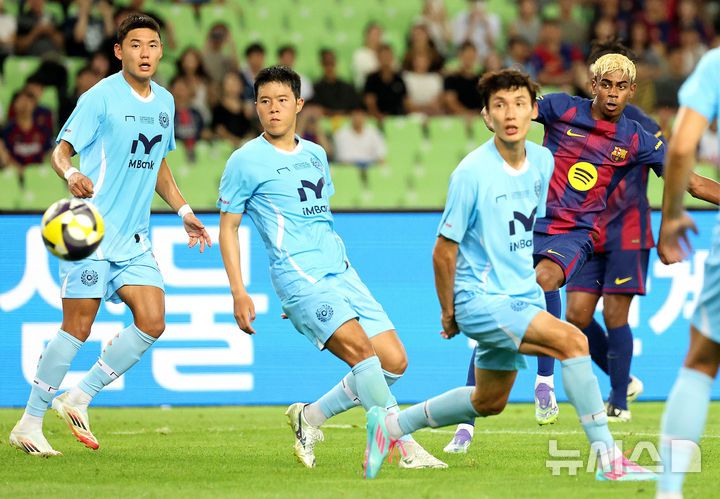 [대구=뉴시스] 이무열 기자 = 4일 대구 수성구 대구스타디움 경기장에서 열린 ‘FC바르셀로나 2025 아시아투어 에디션’ FC바르셀로나와 대구FC의 경기. FC바르셀로나 라민 야말이 슛을 하고 있다. 2025.08.04. lmy@newsis.com