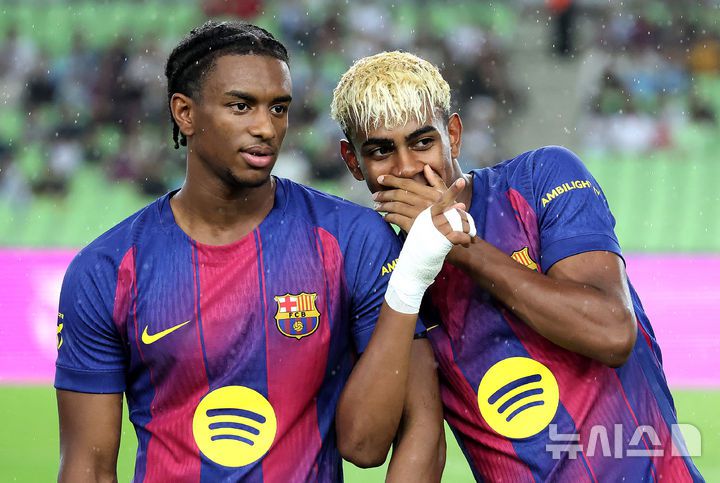 [대구=뉴시스] 이무열 기자 = 지난달 4일 대구 수성구 대구스타디움 경기장에서 열린 ‘FC바르셀로나 2025 아시아투어 에디션’ FC바르셀로나와 대구FC의 경기 시작 전 FC바르셀로나 라민 야말과 쥘 쿤데가 대화하고 있다. 2025.08.04. lmy@newsis.com