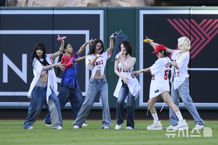 [애너하임=AP/뉴시스] 걸 그룹 '아이들'이 4일(현지 시간) 미 캘리포니아주 애너하임의 에인절 스타디움에서 열린 2025 메이저리그 탬파베이 레이스와 LA 에인절스의 경기에 앞서 공연을 펼치고 있다. 2025.08.05.