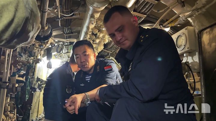 [블라디보스토크=AP/뉴시스] 중국과 러시아 해군이 5일 러시아 블라디보스토크 인근 해상 및 공역에서 진행된 연례 합동훈련을 마무리한 뒤, 합동 해상순찰에 돌입했다. 사진은 러시아 국방부가 발표한 영상에서 캡쳐한 사진으로, 양국 군인이 함께 훈련 중인 모습. 2025.08.06