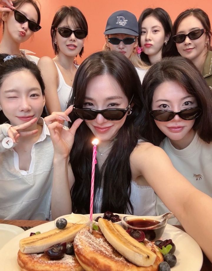 [서울=뉴시스] 그룹 '소녀시대' 멤버들이 데뷔 18주년을 맞아 한자리에 모였다. (사진=윤아 인스타그램 캡처) 2025.08.05. photo@newsis.com *재판매 및 DB 금지