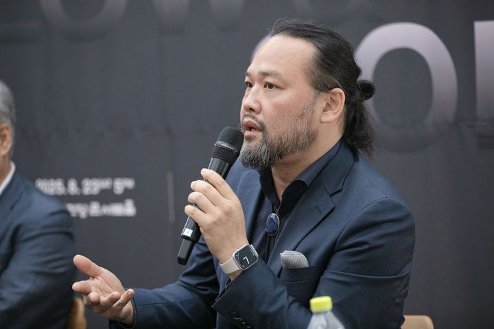 [서울=뉴시스] 5일 서울 종로구 뮤지엄한미 삼청에서 열린 '싱 로우 앤 소프트' 기자간담회에서 베이스 바리톤 사무엘 윤이 발언하고 있다. (사진=아트앤아티스트 제공) 2025.08.05. photo@newsis.com *재판매 및 DB 금지