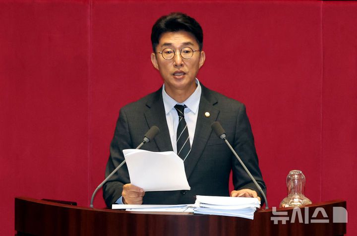 [서울=뉴시스] 조성봉 기자 = 노종면 더불어민주당 의원이 5일 오전 서울 여의도 국회에서 열린 제427회국회(임시회) 제3차 본회의에서 방송3법 찬성 필리버스터(무제한토론)를 하고 있다. 2025.08.05. suncho21@newsis.com