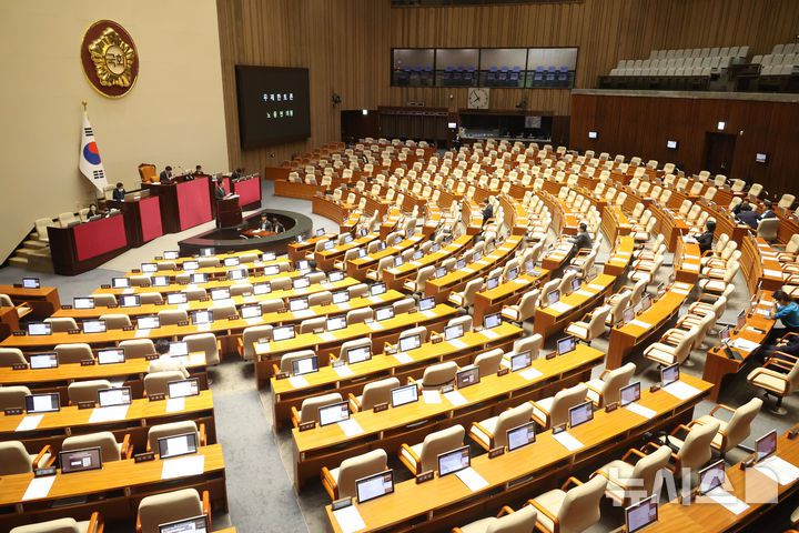 [서울=뉴시스] 조성봉 기자 = 노종면 더불어민주당 의원이 5일 오전 서울 여의도 국회에서 열린 제427회국회(임시회) 제3차 본회의에서 방송3법 찬성 필리버스터(무제한토론)를 하고 있는 가운데 여야 의원들의 빈자리가 눈에 띄고 있다. 2025.08.05. suncho21@newsis.com