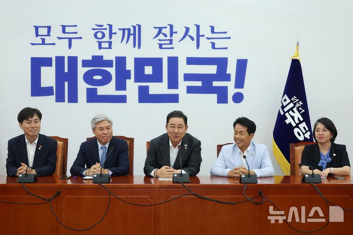 [서울=뉴시스] 고승민 기자 = 김병기 더불어민주당 원내대표가 5일 서울 여의도 국회에서 열린 진보개혁 4당 원내대표와의 면담에서 발언하고 있다. 2025.08.05. kkssmm99@newsis.com