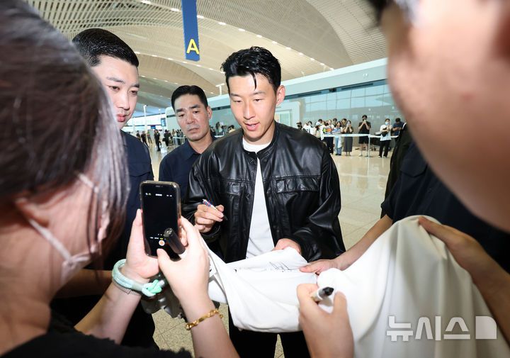 [인천공항=뉴시스] 배훈식 기자 = 토트넘을 떠나 미국 MLS로 이적이 확실시 되는 손흥민이 5일 오후 인천국제공항에서 미국 LA로 출국하며 팬들에게 사인을 해주고 있다. 2025.08.05. dahora83@newsis.com