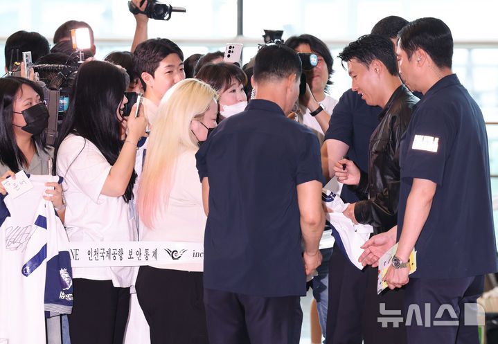 [인천공항=뉴시스] 배훈식 기자 = 토트넘을 떠나 미국 MLS로 이적이 확실시 되는 손흥민이 5일 오후 인천국제공항에서 미국 LA로 출국하며 팬들에게 사인을 해주고 있다. 2025.08.05. dahora83@newsis.com