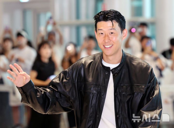 [인천공항=뉴시스] 배훈식 기자 = 토트넘을 떠나 미국 MLS로 이적이 확실시 되는 손흥민이 5일 오후 인천국제공항에서 미국 LA로 출국하고 있다. 2025.08.05. dahora83@newsis.com