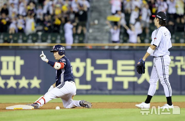 [서울=뉴시스] 김진아 기자 = 5일 서울 송파구 잠실야구장에서 열린 2025 KBO리그 두산 베어스와 LG 트윈스의 경기, 9회초 무사 두산 양의지가 2루타를 친 뒤 2루 진루에 성공하고 있다. 2025.08.05. bluesoda@newsis.com
