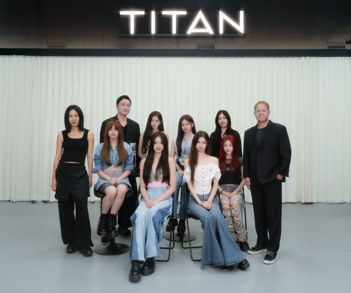 [서울=뉴시스] 앳하트 멤버들과 타이탄 콘텐츠 창업자들. 한세민 의장(COB), 강정아 최고 경영자(CEO), 리아킴 최고 퍼포먼스 책임자 CPO(Chief Performance Officer), 데이즈드 코리아 발행인 겸 업계 비주얼 디렉터 출신 이겸 최고 비주얼 책임자 CVO(Chief Visual Officer). (사진 = 타이탄 콘텐츠 제공) 2025.08.05. photo@newsis.com *재판매 및 DB 금지