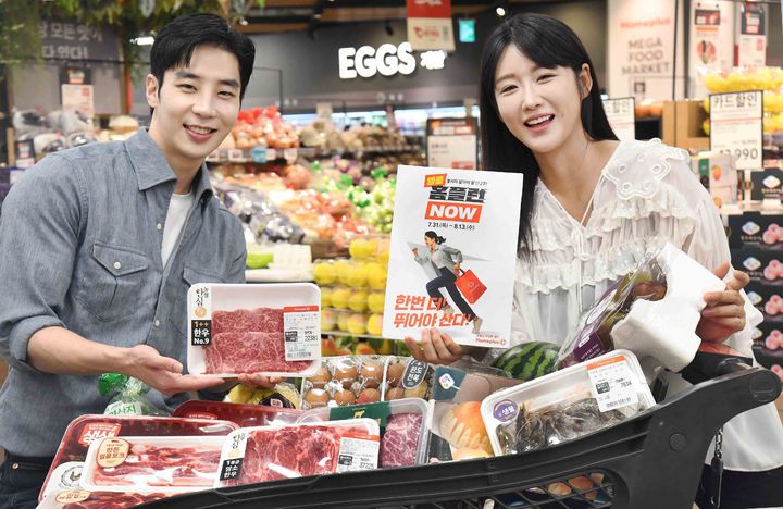 [서울=뉴시스] 6일 서울 등촌동 홈플러스 메가 푸드 마켓 라이브 강서점에서 모델들이 마지막 '앵콜 홈플런 NOW' 행사 상품을 소개하고 있다.홈플러스는 오는 7일부터 13일까지 마지막 앵콜 홈플런 NOW 행사를 열고 다양한 신선 먹거리부터 보양식 재료, 여름방학 필수 먹거리 등을 초특가로 제공한다. (사진=홈플러스 제공) 2025.08.06. photo@newsis.com *재판매 및 DB 금지