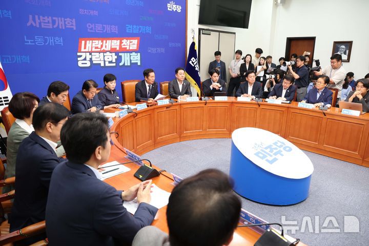 [서울=뉴시스] 조성봉 기자 = 정청래 더불어민주당 대표가 지난 6일 오전 서울 여의도 국회에서 열린 최고위원회의에서 발언을 하고 있다. 2025.08.06. suncho21@newsis.com