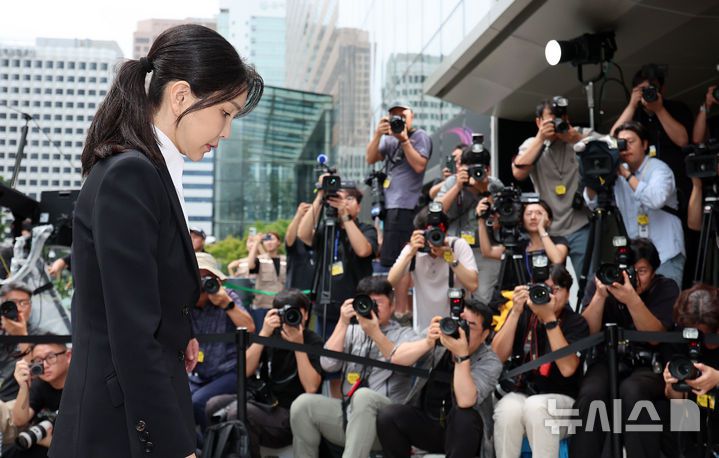 [서울=뉴시스] 이영환 기자 = 도이치모터스 주가조작 연루 의혹 등을 받는 김건희 여사가 6일 오전 서울 종로구 김건희 특검팀(특별검사 민중기)사무실에 피의자 신분으로 소환되고 있다. 2025.08.06. 20hwan@newsis.com