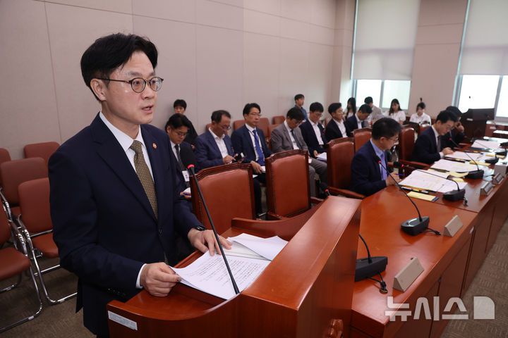 [서울=뉴시스] 김명년 기자 = 김정관 산업통상자원부 장관이 6일 오전 서울 여의도 국회에서 열린 산업통상자원중소벤처기업위원회 전체회의에서 대미 관세협상 관련 현안보고를 하고 있다. 2025.08.06. kmn@newsis.com
