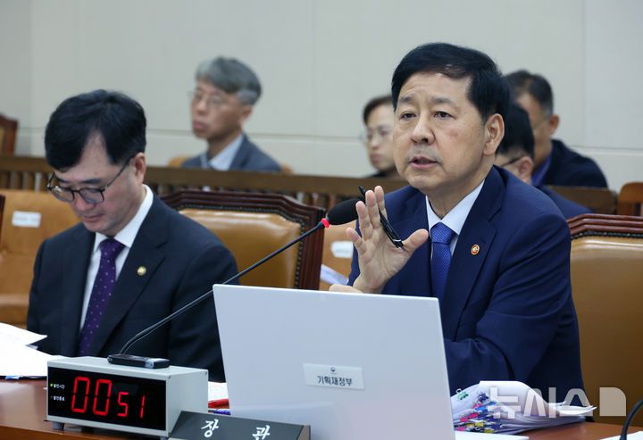 [서울=뉴시스] 고승민 기자 = 구윤철 경제부총리 겸 기획재정부 장관이 6일 서울 여의도 국회에서 열린 기획재정위원회 전체회의에서 조승래 더불어민주당 의원 질의에 답하고 있다. 2025.08.06. kkssmm99@newsis.com