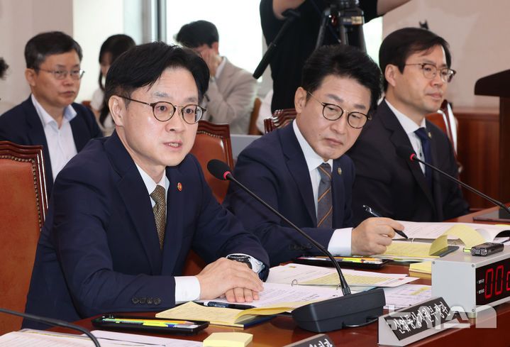 [서울=뉴시스] 김명년 기자 = 김정관 산업통상자원부 장관이 6일 오전 서울 여의도 국회에서 열린 산업통상자원중소벤처기업위원회 전체회의에서 의원 질의에 답하고 있다. 2025.08.06. kmn@newsis.com