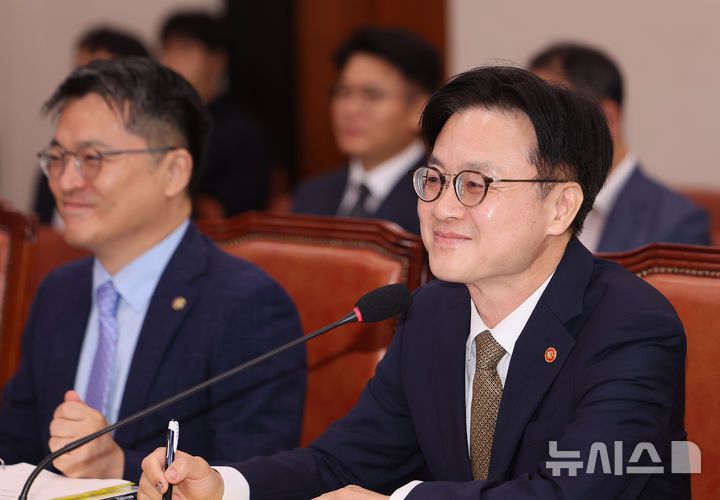 [서울=뉴시스] 김명년 기자 = 김정관 산업통상자원부 장관이 6일 오전 서울 여의도 국회에서 열린 산업통상자원중소벤처기업위원회 전체회의에서 미소짓고 있다. 2025.08.06. kmn@newsis.com