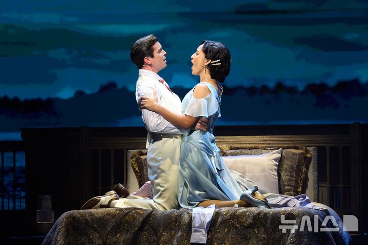 [서울=뉴시스] 박진희 기자 = 뮤지컬 '위대한 개츠비' 제이 개츠비 역의 배우 메트 도일(Matt Doyle)과 뷰캐넌 역 센젤 아마디(Senzel Ahmady)가 6일 서울 강남구 GS아트센터에서 주요 장면을 시연하고 있다. 2025.08.06. pak7130@newsis.com