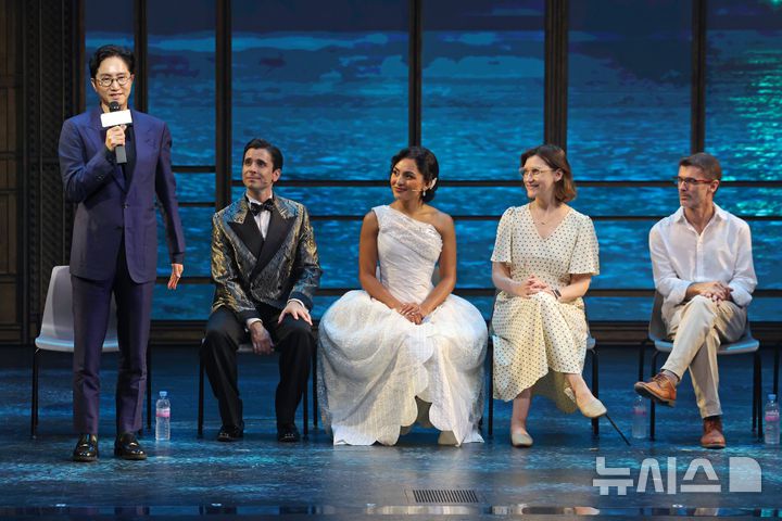 [서울=뉴시스] 박진희 기자 = 뮤지컬 '위대한 개츠비' 프로듀서 신춘수(왼쪽) 프로듀서가 6일 서울 강남구 GS아트센터에서 기자간담회를 하고 있다.  이날 자리에는 케이트 케리건(극본), 제이슨 하울랜드(작곡), 네이선 타이슨(작사), 마크 브루니(연출), 도미니크 켈리(안무)와 배우 메르 도일(개츠비 역), 센젤 아마디(뷰캐넌 역) 등이 참석했다. 2025.08.06. pak7130@newsis.com