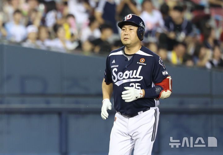 [서울=뉴시스] 황준선 기자 = 6일 서울 송파구 잠실야구장에서 열린 2025 KBO리그 두산 베어스와 LG 트윈스의 경기, 5회 초 2사 만루 상황 두산 양의지가 만루 홈런을 치고 그라운드를 돌고 있다. 2025.08.06. hwang@newsis.com