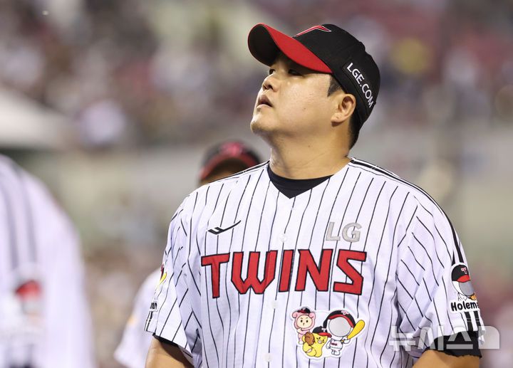 [서울=뉴시스] 황준선 기자 = 6일 서울 송파구 잠실야구장에서 열린 2025 KBO리그 두산 베어스와 LG 트윈스의 경기, 5회 초 역전 만루홈런을 내준 LG 장현식이 이닝을 마친 뒤 아쉬워하고 있다. 2025.08.06. hwang@newsis.com