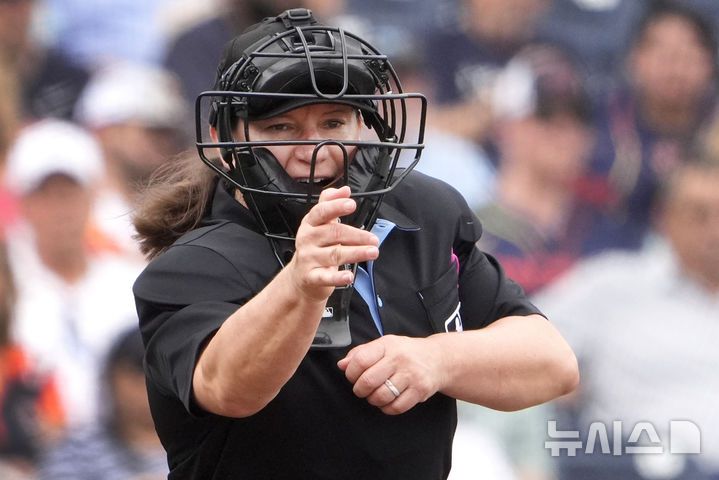 [웨스트팜비치=AP/뉴시스] 메이저리그(MLB) 최초 여성 심판인 젠 파월이 지난해 3월10일(현지 시간) 미 플로리다주 웨스트팜비치에서 열린 마이애미 말린스와 휴스턴 애스트로스의 스프링 트레이닝 캠프에 심판으로 출장해 3회말 스트라이크를 선언하고 있다. 2025.08.07