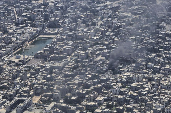 [가자시티=AP/뉴시스] 7일(현지 시간) 팔레스타인인들을 위한 인도적 지원 물품을 공중 투하하던 요르단 공군 C-130 수송기에서 바라본 가자지구 가자시티에서 연기가 치솟고 있다. 2025.08.08.