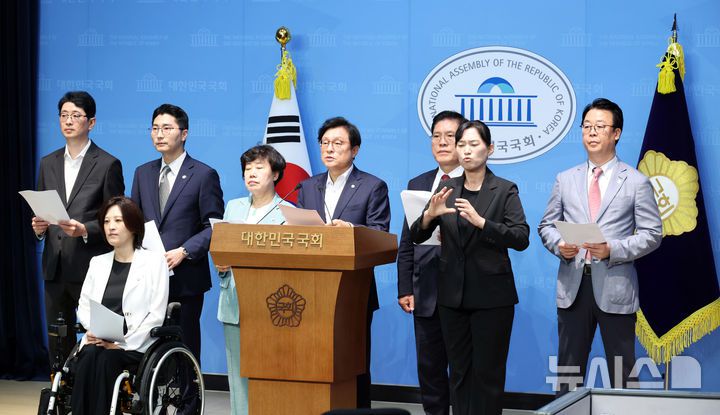 [서울=뉴시스] 김금보 기자 = 박형수 국회 법제사법위원회 국민의힘 간사를 비롯한 의원들이 7일 오전 서울 여의도 국회 소통관에서 현안 관련 기자회견을 하고 있다.법사위 국민의힘 의원들은 주식 차명거래 의혹으로 더불어민주당을 탈당한 이춘석 의원의 후임 법사위원장으로 추미애 민주당 의원이 내정된 것에 대해 규탄하며 법사위원장을 야당 몫으로 되돌려줘야 한다고 주장했다. 2025.08.07. kgb@newsis.com