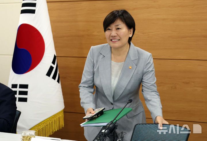 [세종=뉴시스] 강종민 기자 = 송미령 농림축산식품부 장관이 7일 세종시 정부세종청사에서 열린 출입기자 간담회에 참석, 자리에 앉고 있다. 2025.08.07. ppkjm@newsis.com