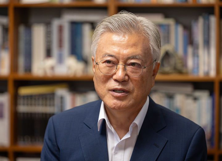 [서울=뉴시스] 문재인 전 대통령이 지난달 7일 경남 양산시 평산마을 사저에서 정청래 더불어민주당 대표와 대화하고 있다.(사진=더불어민주당 제공) 2025.09.18. photo@newsis.com *재판매 및 DB 금지