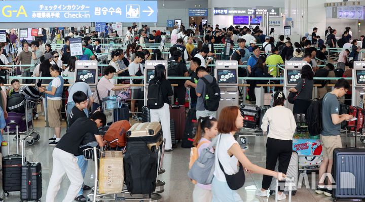 [인천공항=뉴시스] 김선웅 기자 = 8일 오전 인천국제공항 1터미널 출국장이 해외여행을 떠나는 여행객들로 북적이고 있다. (공동취재) 2025.08.08. photo@newsis.com