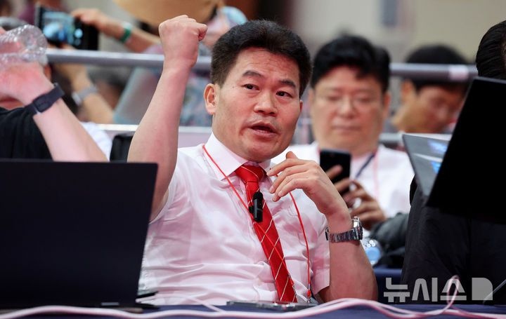 [대구=뉴시스] 이무열 기자 = 전한길 한국사 강사가 8일 대구 북구 엑스코에서 열린 국민의힘 제6차 전당대회 대구·경북 합동연설회에 참석해 있다. 2025.08.08. lmy@newsis.com